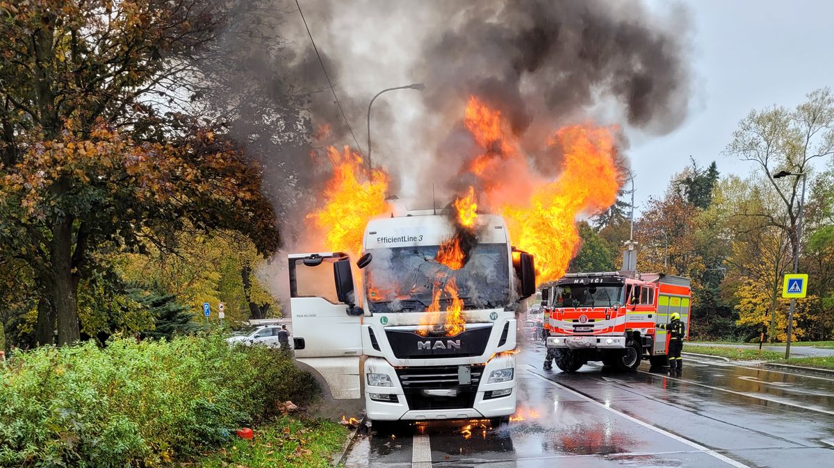 V Bruntále hořel kamion, škoda 900 tisíc